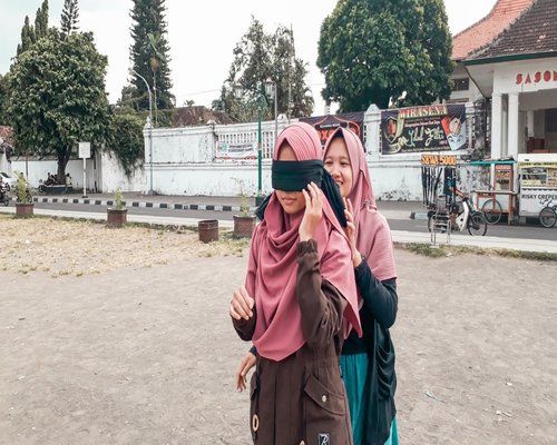 Wanita melakukan rutinitas sehat di pagi hari